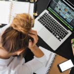 empresaria estresada, burnout, creación de contenido, negocio digital